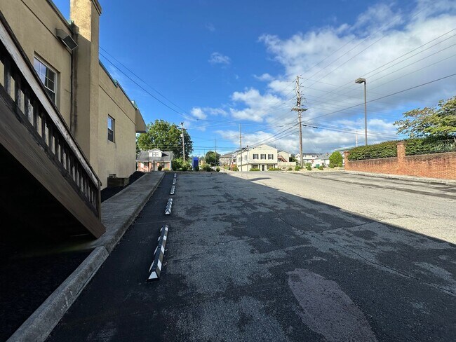 Foto del edificio - 526 E Main St