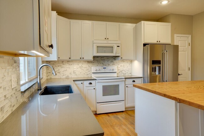 Building Photo - Lakeland Hills 2 Story