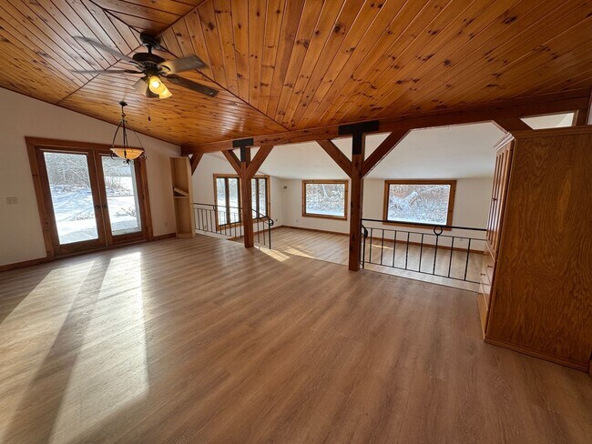 Foto del edificio - Charming Two-Bedroom Home in a Peaceful Wooded Setting