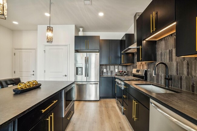 Building Photo - 6633 Dale Dr