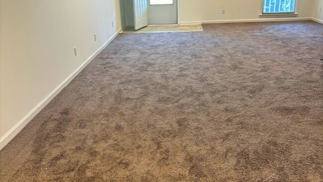 Vista de la sala de estar frente a la puerta de entrada. - 905 Park Pl NE