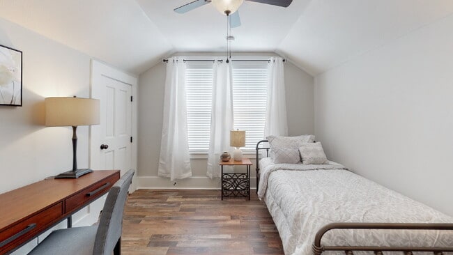 Building Photo - Cozy Craftsman Cottage in Savannah