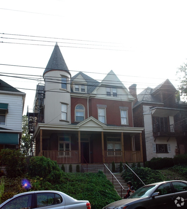 Building Photo - 631 College St