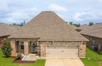 Building Photo - 1870 Oakwood Dr