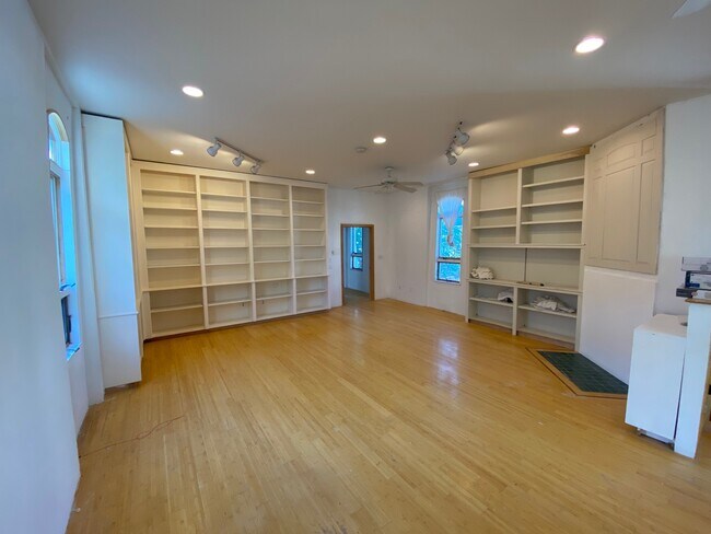 Building Photo - 366 Lowell St