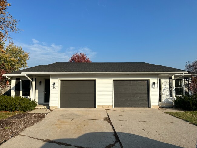 Building Photo - 834 Nicholas Ct