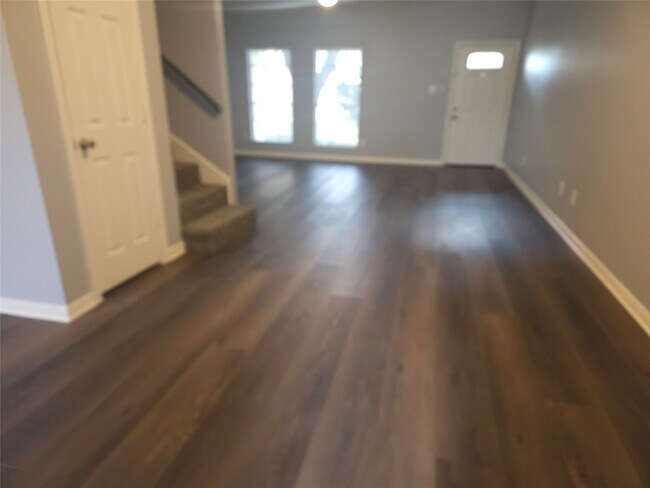 Foto del edificio - 1063 Birnham Woods Blvd