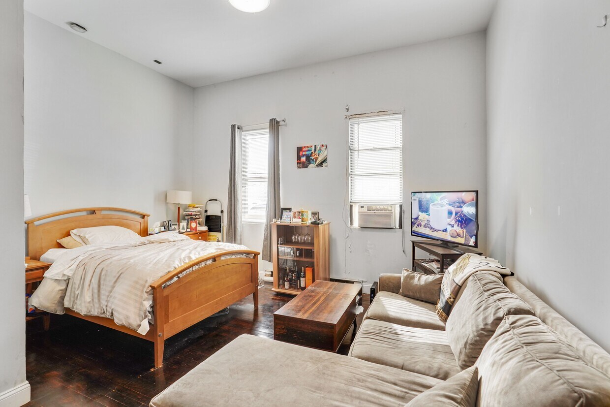 Primary Photo - 420 2nd St
