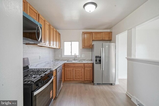 Building Photo - 220 College Dr