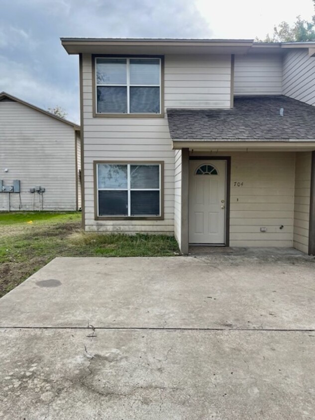 Foto principal - 2 bedroom townhome in Moody, Texas.