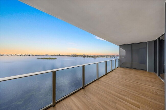 Foto del edificio - 700 NE 24th St