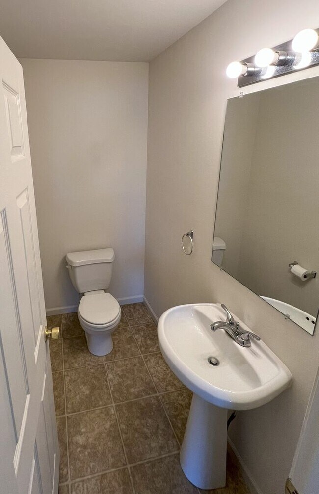 Building Photo - Spacious Townhome with 1-Car Garage & Pet-Friendly – Conrad Weiser Schools!