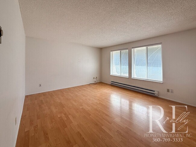 Foto del edificio - Spacious 4-Bedroom Home with Garage on Qui...
