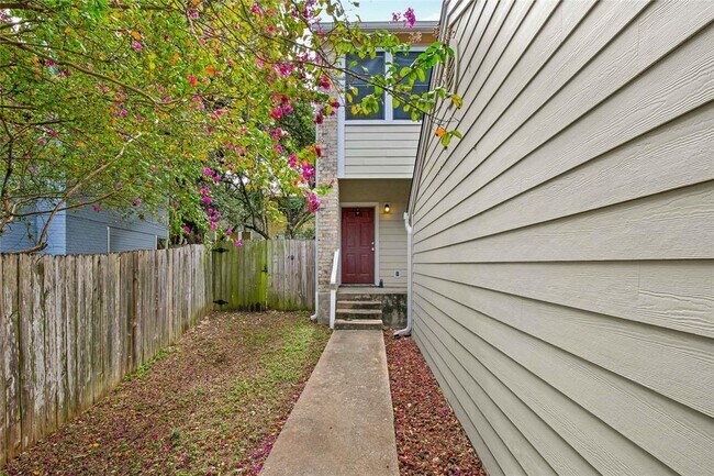 Building Photo - 1605 Waterloo Tr