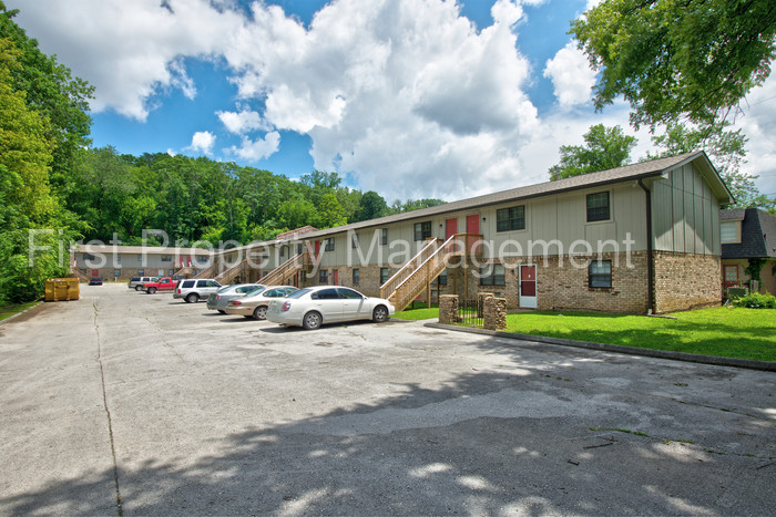 Primary Photo - 2414 Lyndon Ave