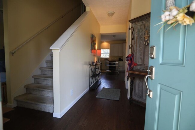 Building Photo - 2 Story 4 Bedroom 2 1/2 Bath