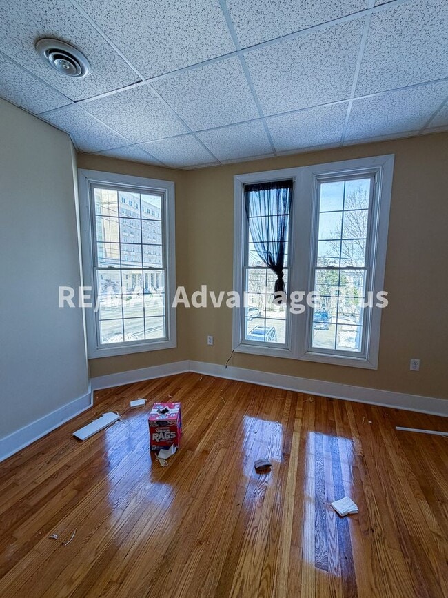 Building Photo - 400 S Main St