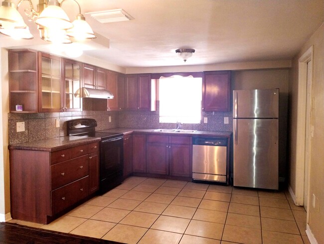 Building Photo - Beautiful 2-Bedroom, 2-Bath Home with Pool...