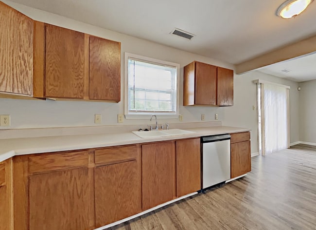 Building Photo - 905 Littleton Dr