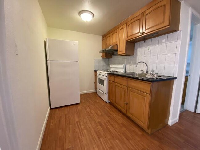 Building Photo - 2 bedroom in San Francisco CA 94124