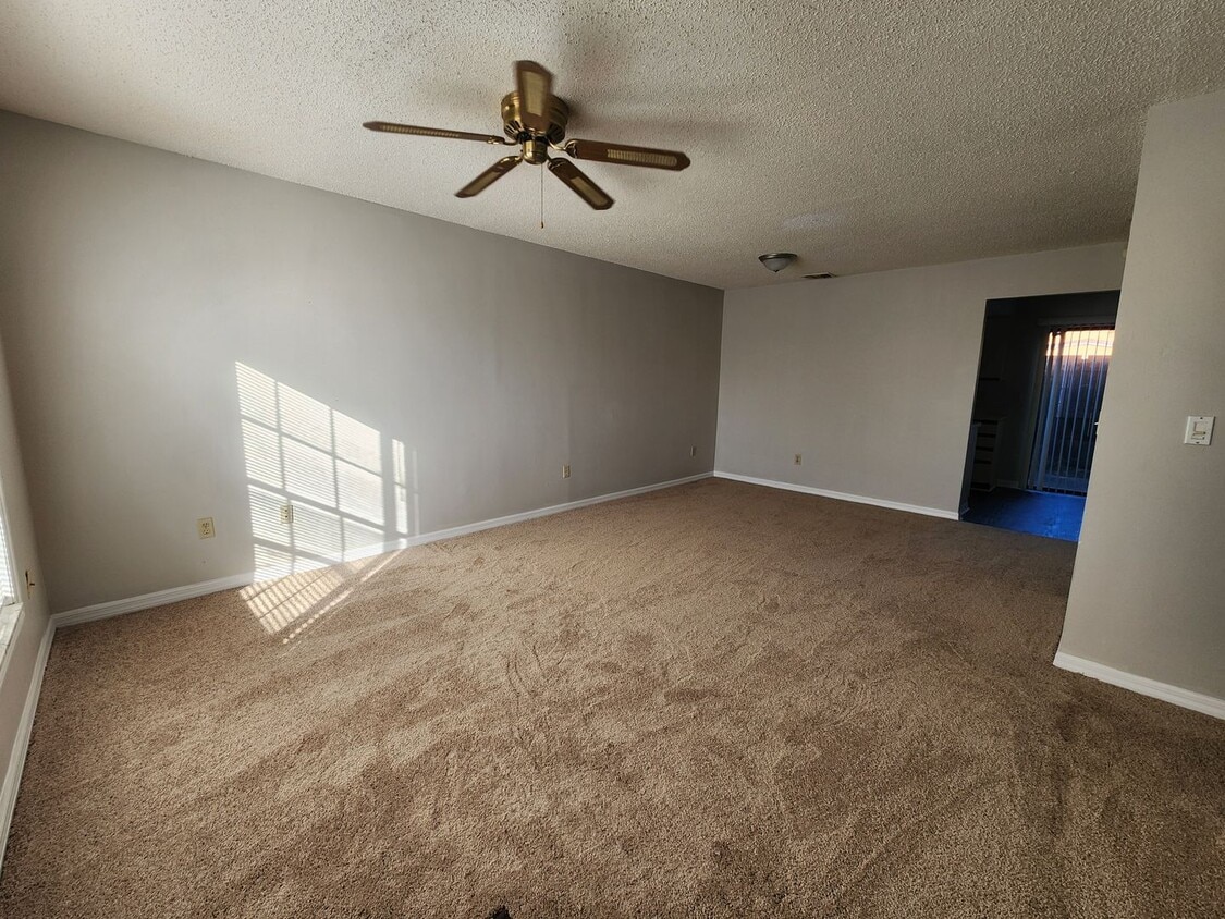 Primary Photo - Cozy and convenient Townhome !
