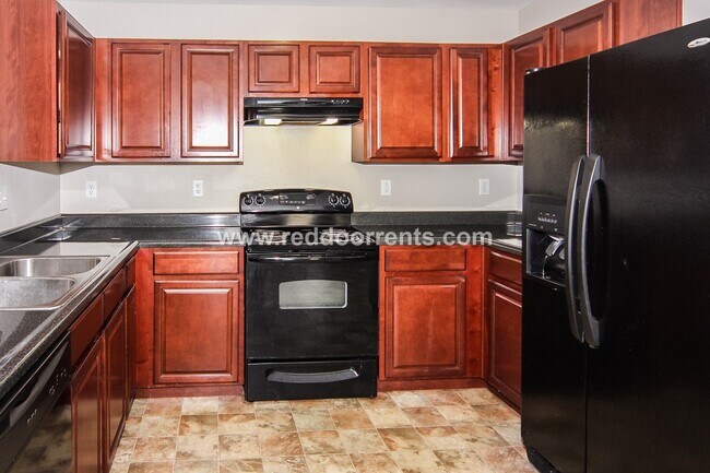 Building Photo - Perfect 3BR 2.5 BA Located Near All Necess...