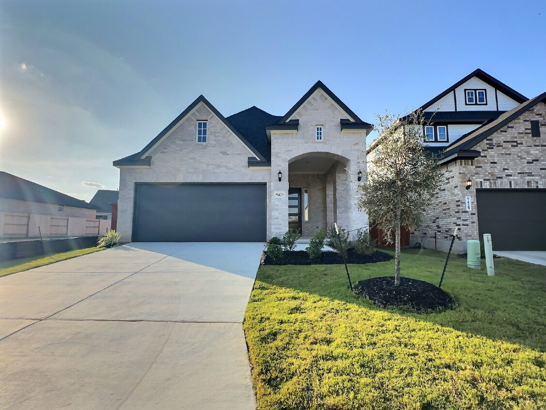 Foto principal - Step into a gorgeous, brand new home waiti...