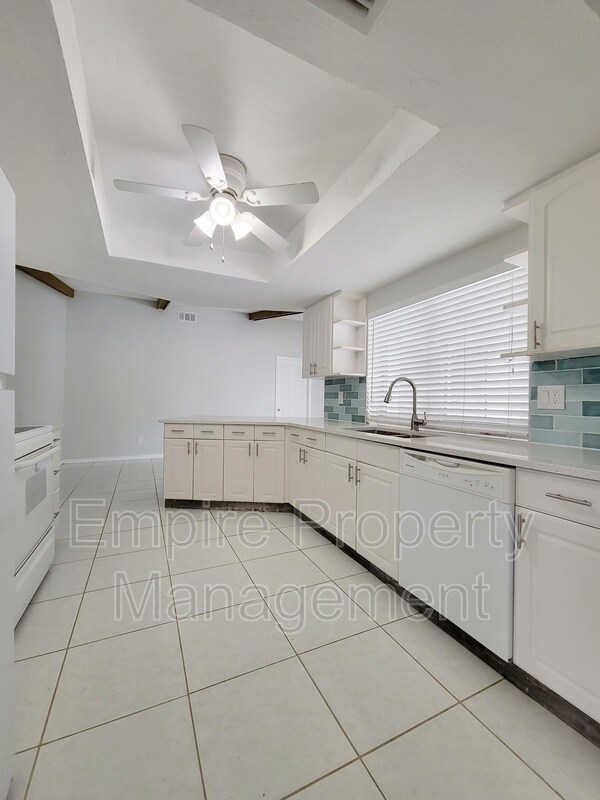Building Photo - 930 SE 25th Ln