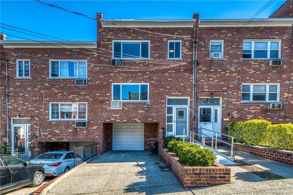 Foto principal - 268 E 238th St