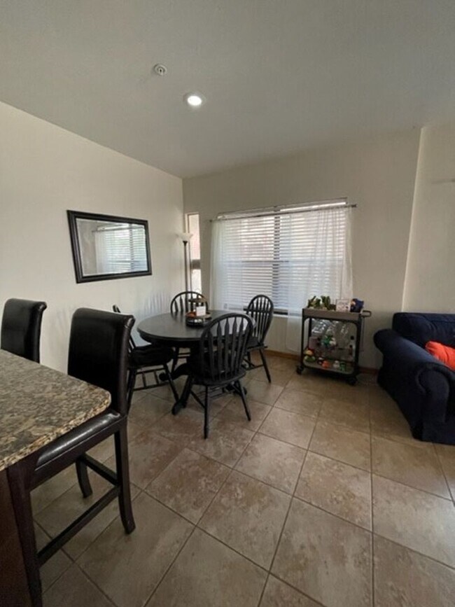 Building Photo - C0517 Woodbury Row