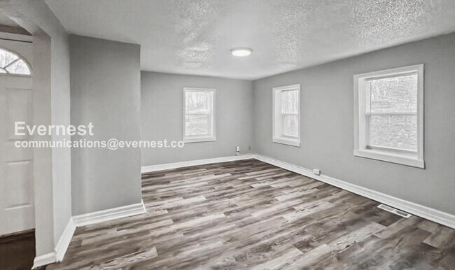 Building Photo - Spacious 3-Bedroom Home with Deck and Modern Appliances