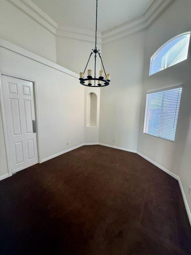 Foto del edificio - Large 3 bed 2.5 bath with pool and Gargae