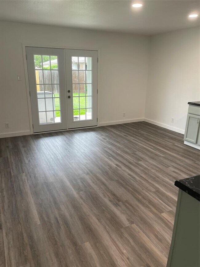 Building Photo - 304 Will Ln