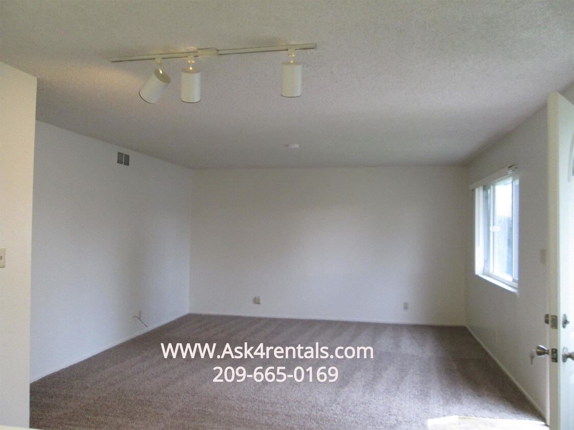 Building Photo - 2225 Chrysler Dr
