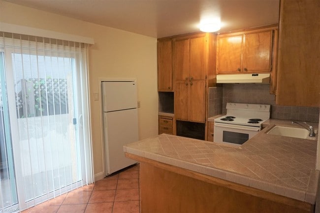 Building Photo - 2 br, 1.5 bath  - 5989 Lake Crest Way Apt 21
