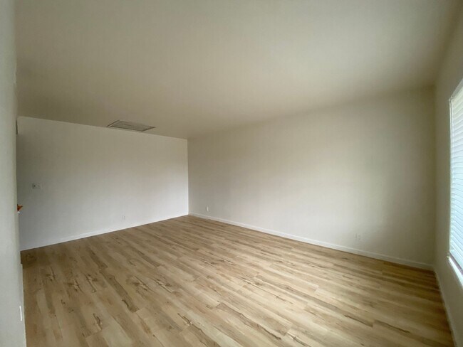 Building Photo - All updated: Central Roseville, 3 bedroom ...