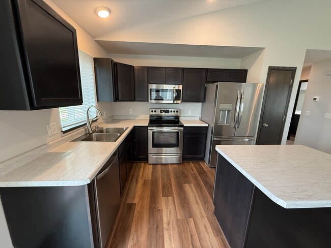 Foto del edificio - 924 Waters Edge Ct