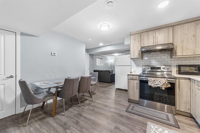 Building Photo - 124 Savanna Dr NE