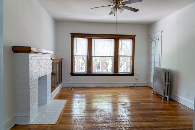 Building Photo - Andersonville - 2 Bed / 1 Bath - Heat Incl...