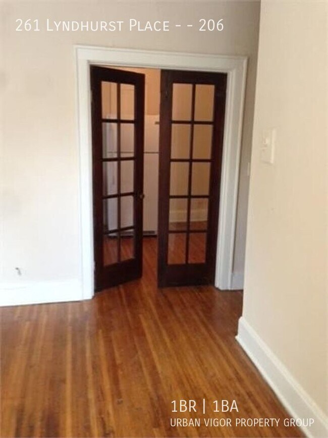 Foto del edificio - 261 Lyndhurst Pl