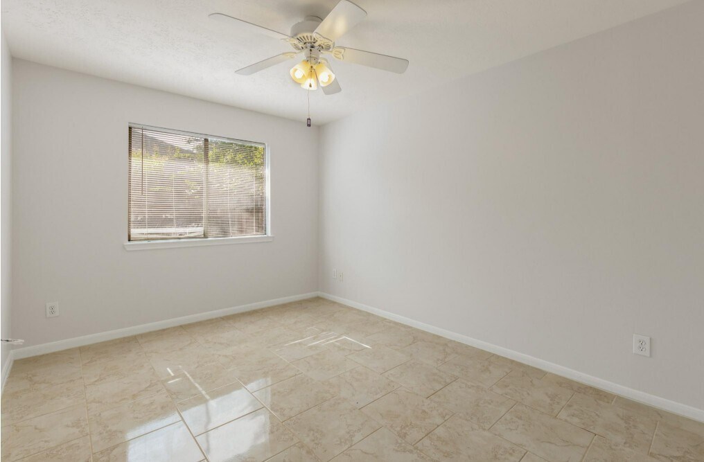 Foto del edificio - 21812 Whispering Forest Dr