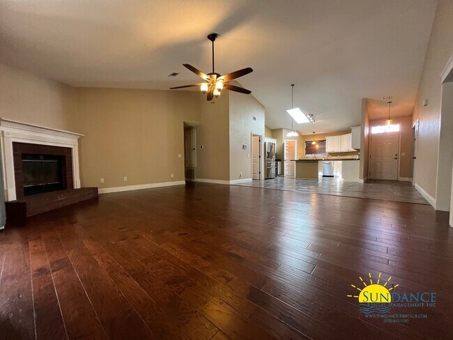 Building Photo - Grand 3 Bedroom Home in Holley by the Sea!