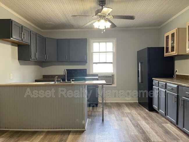 Foto del edificio - 5016 Strawberry Plains Pike