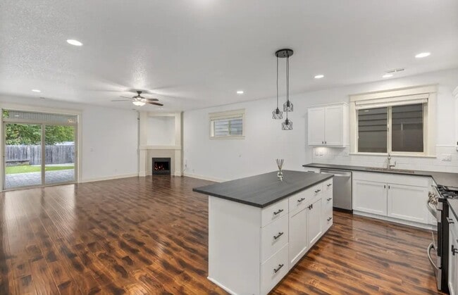 Foto del edificio - 8826 SW Spruce St