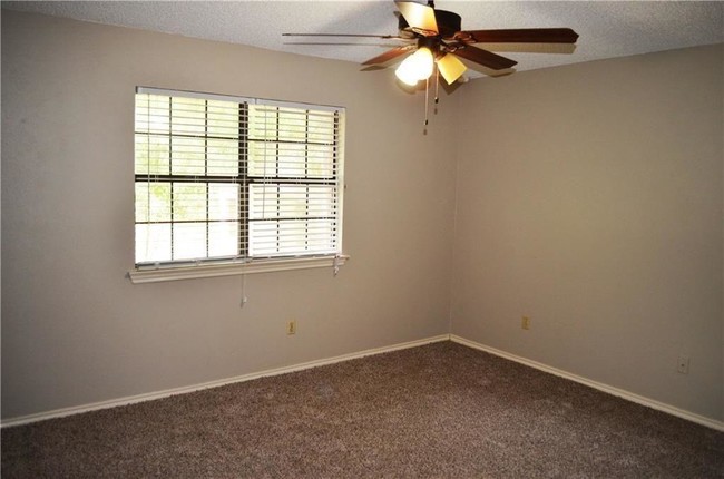 Building Photo - 115 Mesa Wood Dr