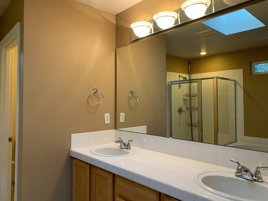 Primary Photo - Charming 3bd in Totem Lake!