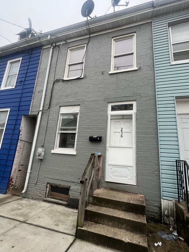 Primary Photo - Three bedroom one bath home with offstreet...