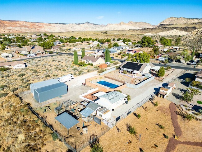 Foto del edificio - Horse Property!  Private Pool!  Land!