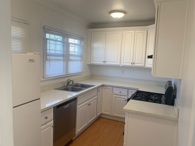 Foto del edificio - 1754 N Alexandria Ave