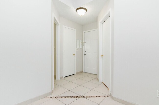 Building Photo - For Rent: 1 Bed / 1 Bath Condo at Regency ...